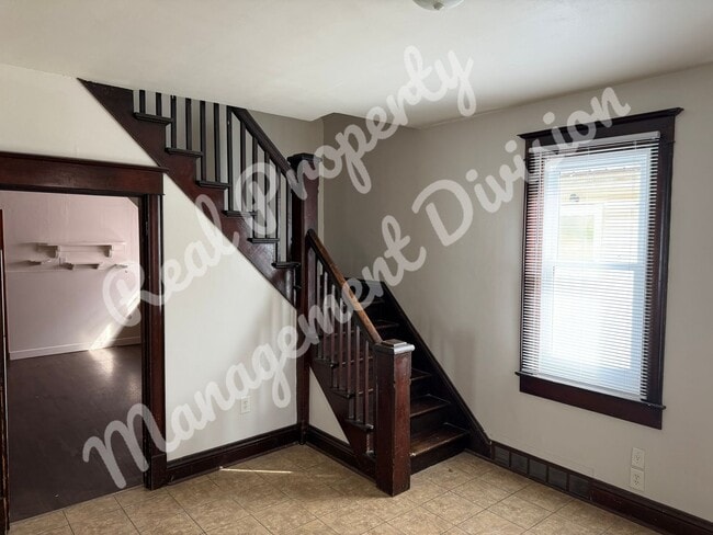 Building Photo - 4 Bed / 2 Bath Home – Large Yard, Basement, New Appliances!