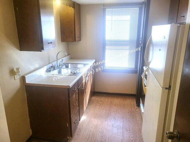 Building Photo - 919 6th Ave