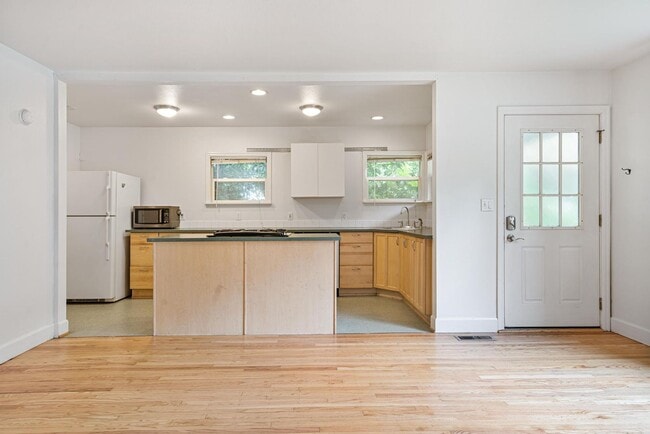 Building Photo - Inviting, remodeled 3-bdr/1.5-bath in Division/Hawthorne duplex—Privacy, A/C, parking, & storage