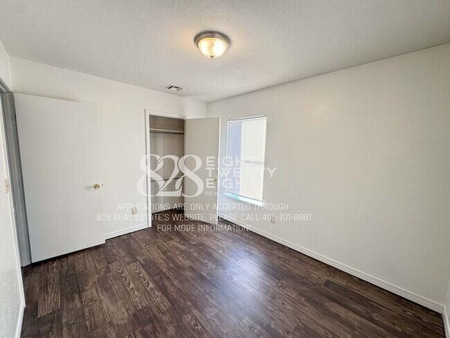 Building Photo - COMING SOON! West Oaks 2 Bed/1 Bath Second Floor Apt in Newcastle!