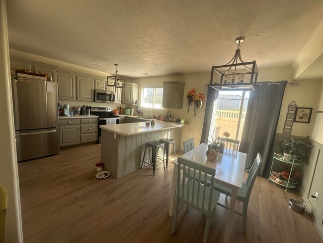 Building Photo - Great location 3 bed, 2.5 bath, 1 car gara...