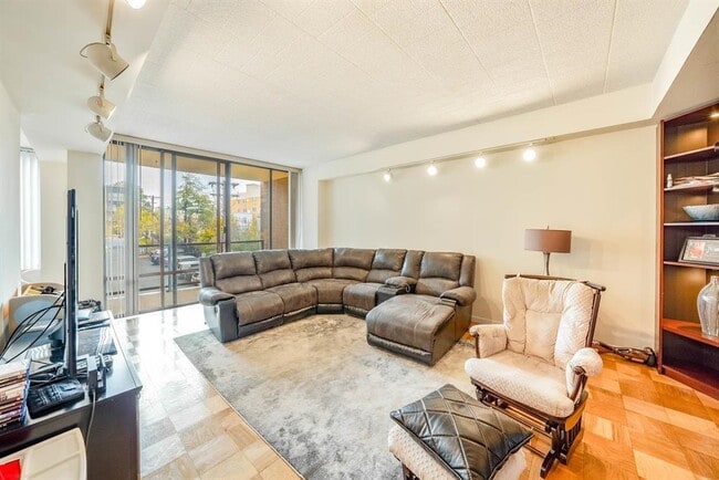 Building Photo - 9060 Palisade Ave