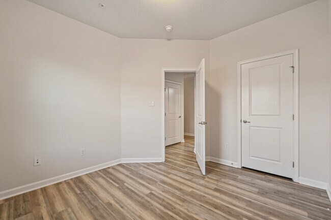 Building Photo - 407 Fairmont Dr