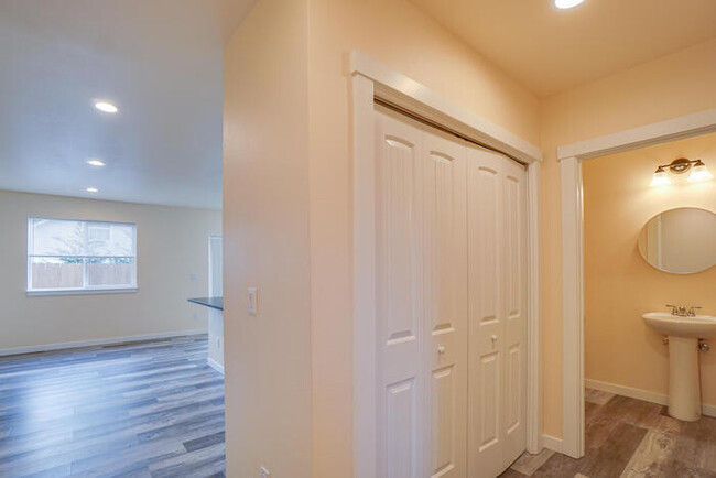 Building Photo - Beautiful Newer Townhome In Landover Sharmel