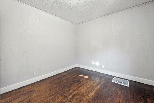 Building Photo - 3 bedroom 2 bath $1375
