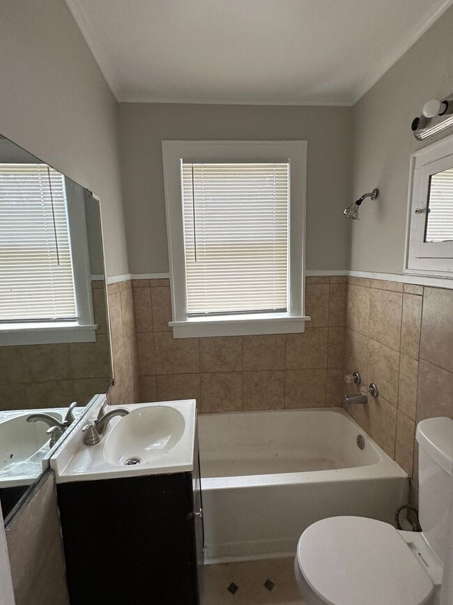 Building Photo - Highland - 1 bed 1 Bath - Freshly Painted
