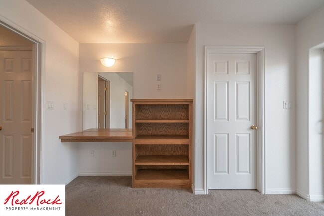 Building Photo - Spacious 3 Bedroom Townhome in Central St....