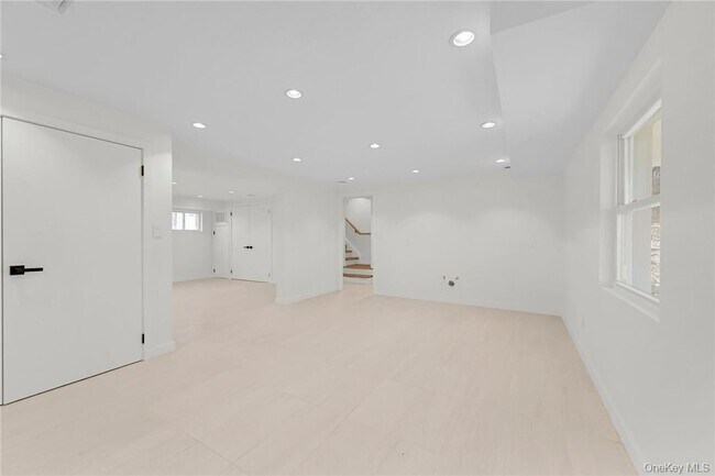 Building Photo - 225 Hilltop St