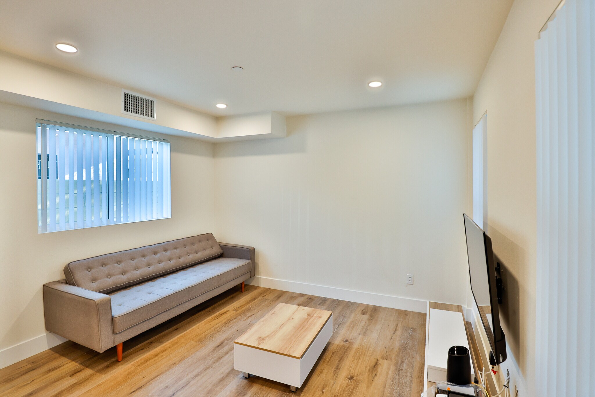 Building Photo - 1164 W 37th Pl
