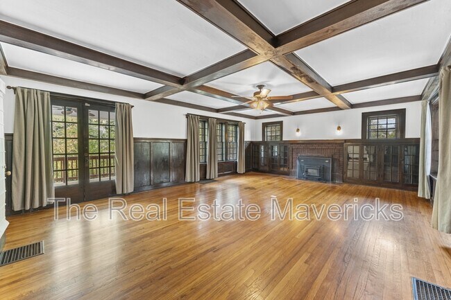 Building Photo - 3320 Montview Dr