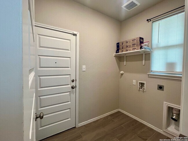 Building Photo - 3/2 Single Story Conveniently Located to B...