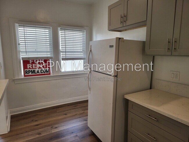Building Photo - 831 1/3 N Formosa Ave