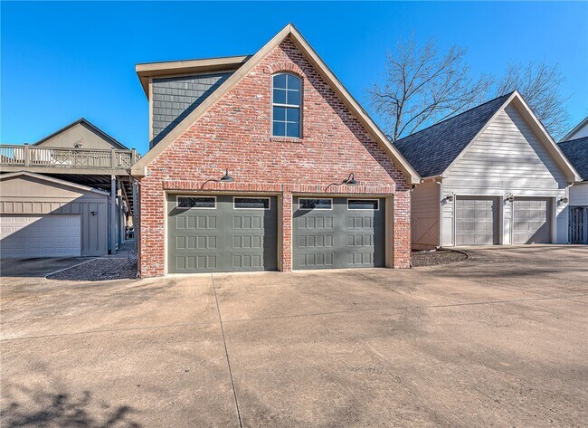 Building Photo - 242 SW D St