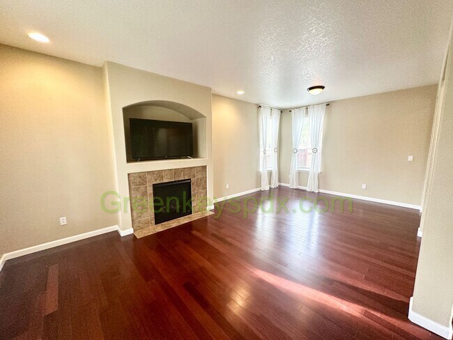 Building Photo - Beautiful 3 Bedroom 2.5 Bath House with fu...