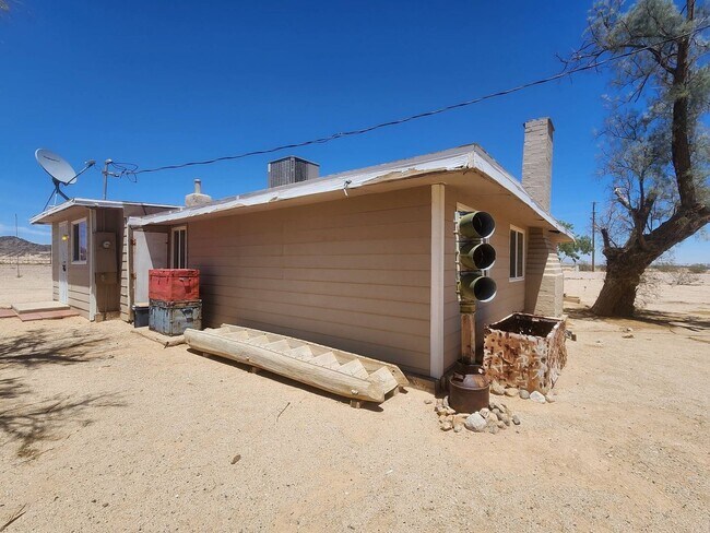 Building Photo - Beautifully Unique 3 bedroom 2 bath Home