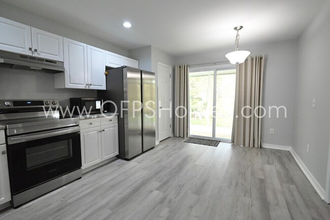 Building Photo - 3/2 in Pensacola!