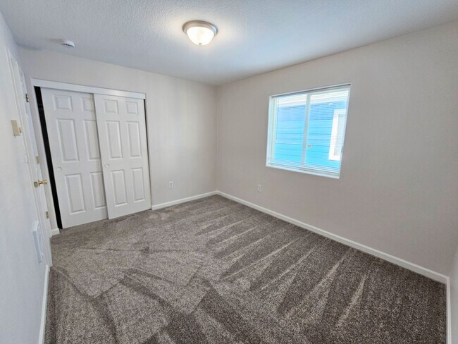Building Photo - St. John's Townhome - 5 Bedroom, 2 bath Duplex Unit