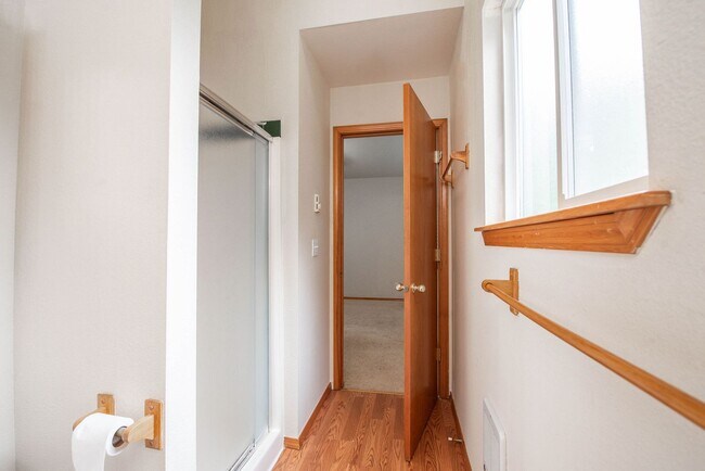 Building Photo - Spacious 3-Bed Home in Hayden Lake with La...