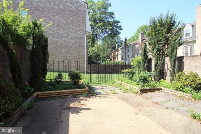 Building Photo - 436 N Park Dr