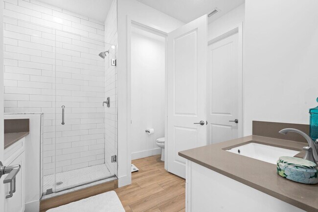 Building Photo - 6819 Pointe of Woods Dr