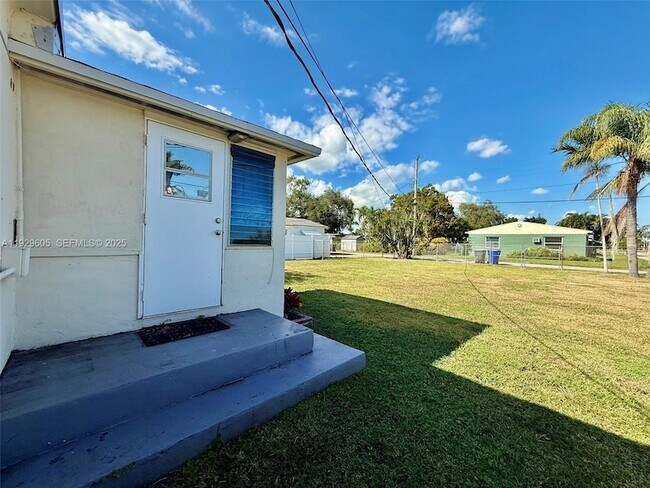 Building Photo - 2403 Scott St