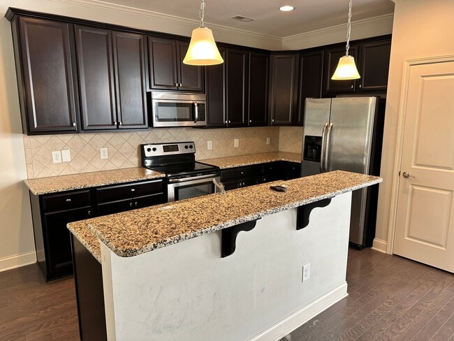 Primary Photo - Gorgeous 3 Bedroom Townhome in Eagle Park!