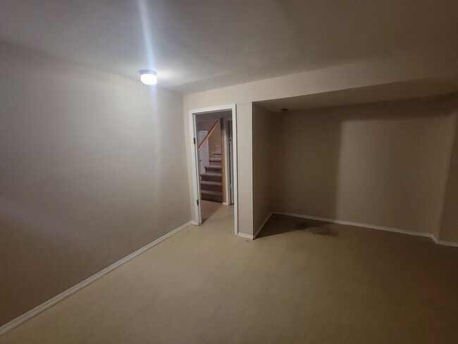 Building Photo - 3 +bedrooms /2 bath + Attached 2-car Garage Home -Available Now in Peoria!