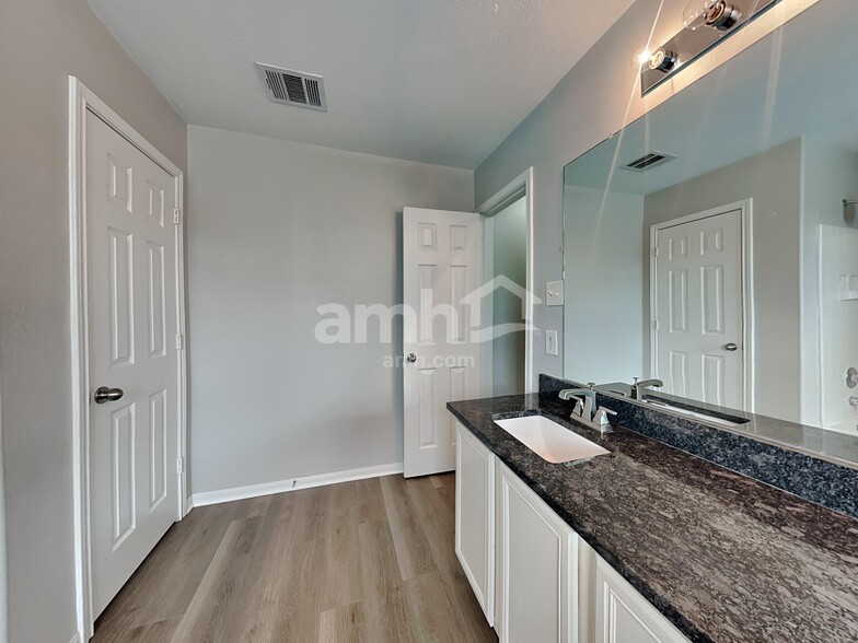 Building Photo - 13323 Ambrosa Dr