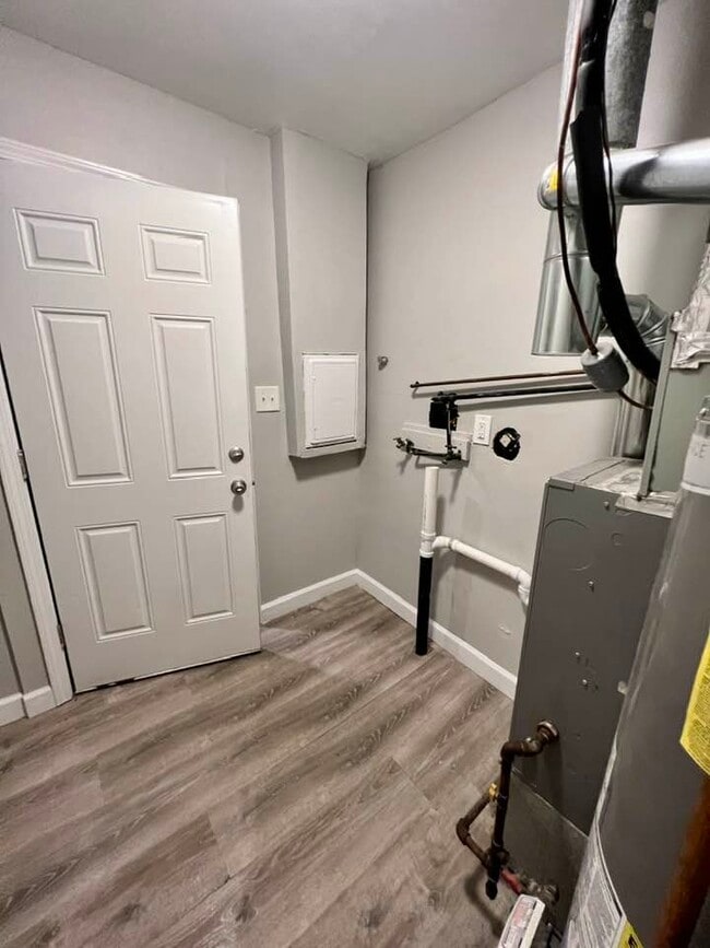 Building Photo - 2754 McCausland Ave