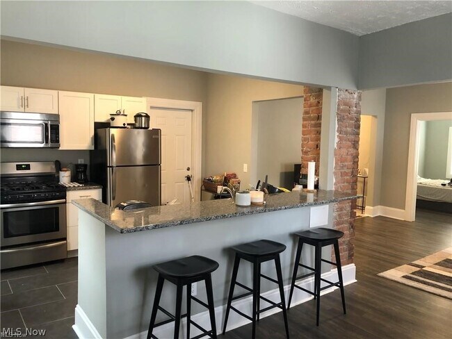 Building Photo - 1387 W 69th St