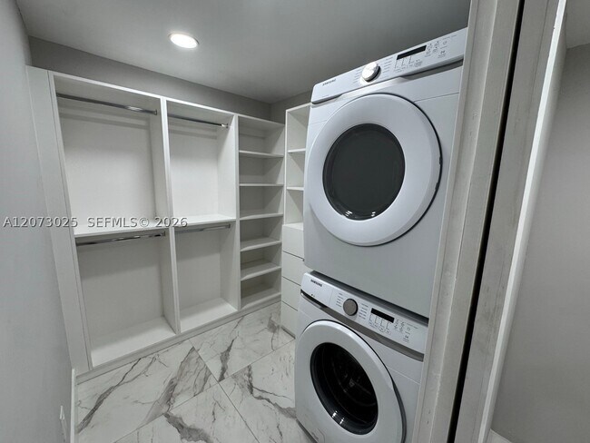 Building Photo - 15011 Coconut Ct