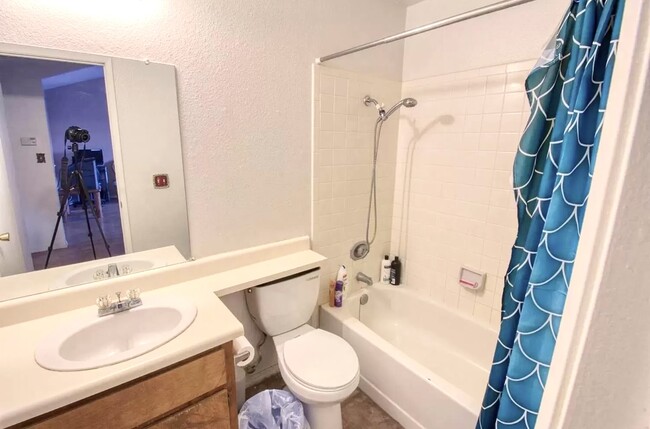 Building Photo - 9127 Newhall Dr