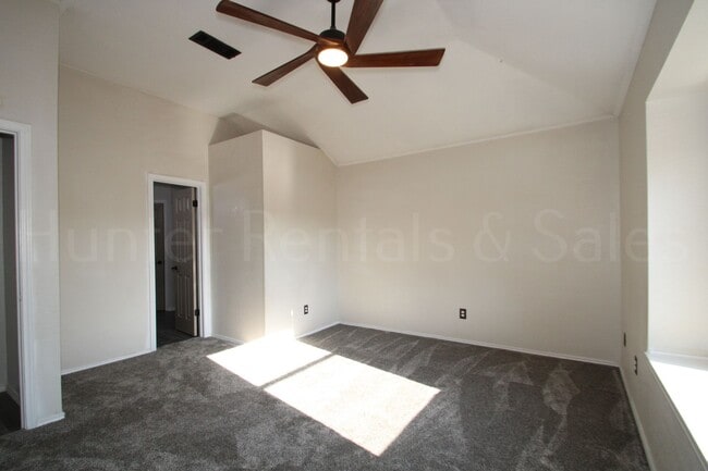 Building Photo - Updated Beauty! A Must See!