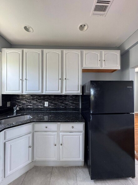 Primary Photo - 489 Avon Ave