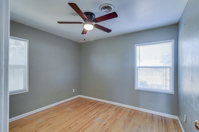 Building Photo - 4+2 Downtown Truxtun Ave Charm!