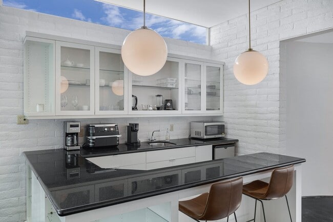 Building Photo - Mid-century modern home in Arcadia with pr...