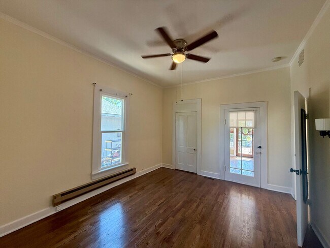 Building Photo - Charming home close to downtown!