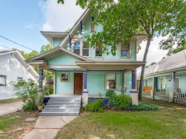 Building Photo - "Charming 4-Bedroom Home with 2 Full Baths in Vibrant Dallas Neighborhood!"