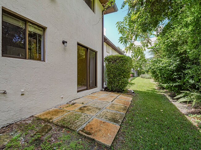 Building Photo - 1055 6th Ave