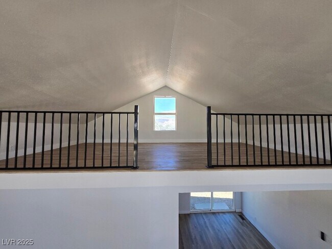 Building Photo - 270 W Patricia Ave