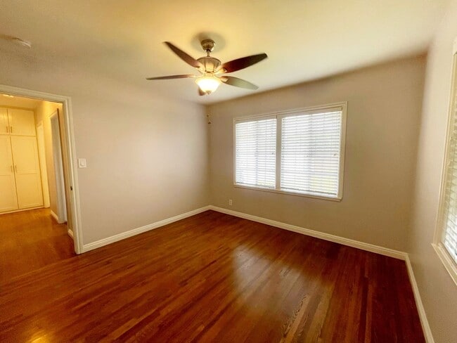 Building Photo - Beautiful Apartment in Small Duplex