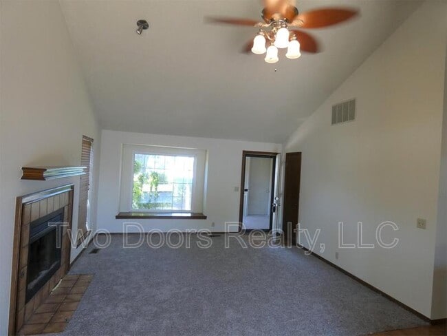 Building Photo - 12132 N Dewey Ave