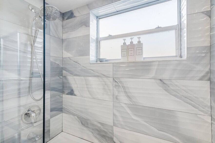 Building Photo - 2424 NE 9th St