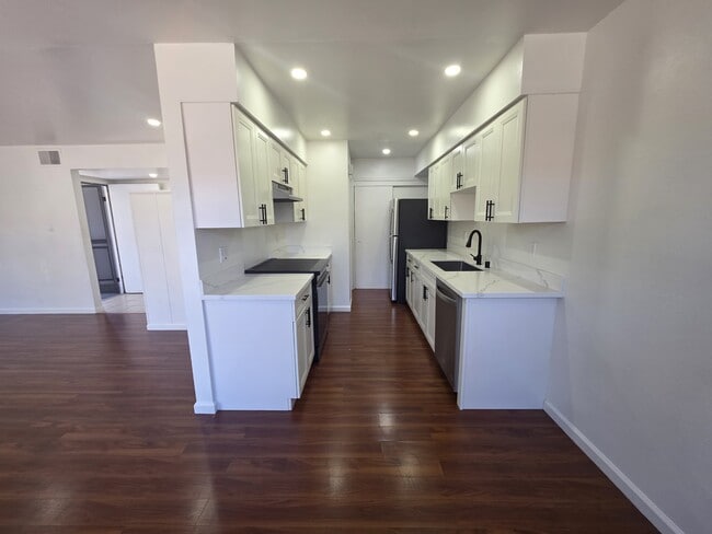 Building Photo - 3360 Los Prados St
