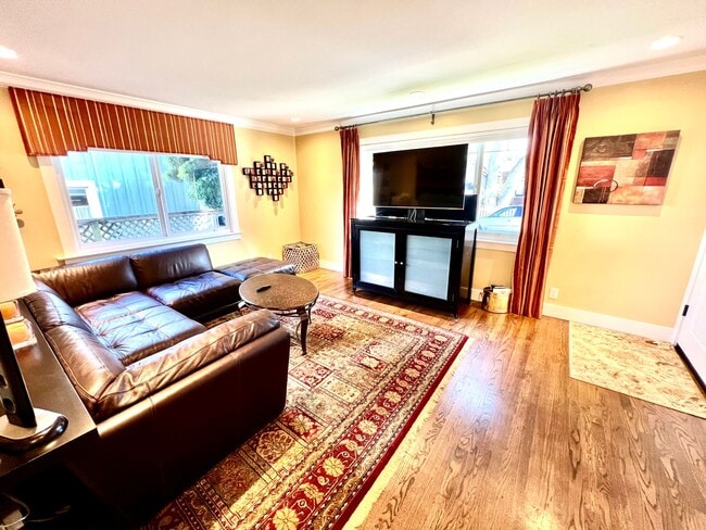 Building Photo - Available NOW! Single Family Unit in Pacif...