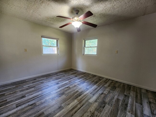 Building Photo - 2 Bed 1 Bath freshly updated!