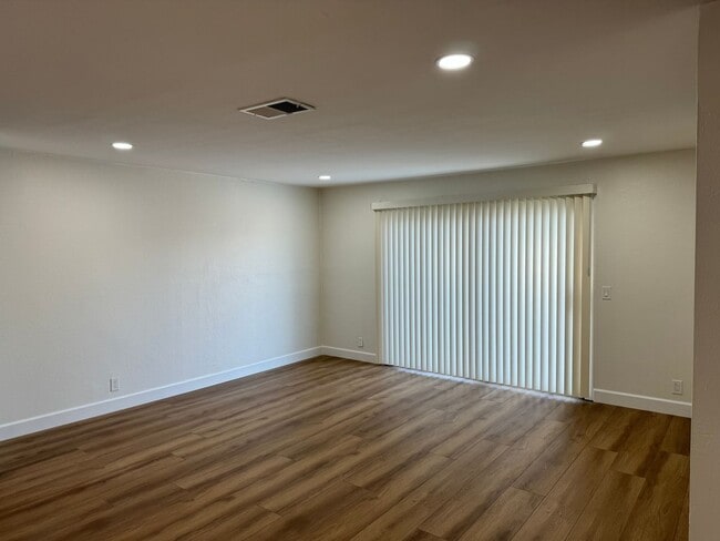 Building Photo - Beautiful 3 Bedroom 2 Bathroom Single fami...