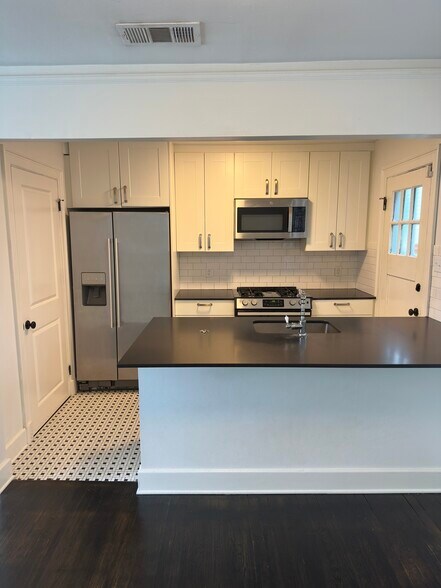 Building Photo - 772 Lakeland Dr