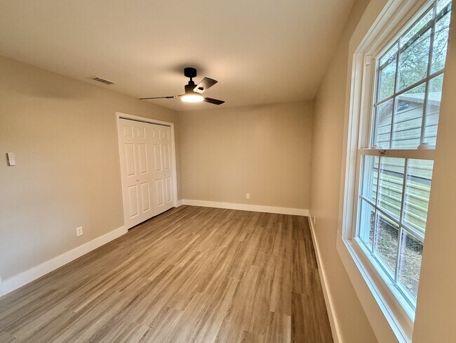 Building Photo - 5958 Scottsdale Dr