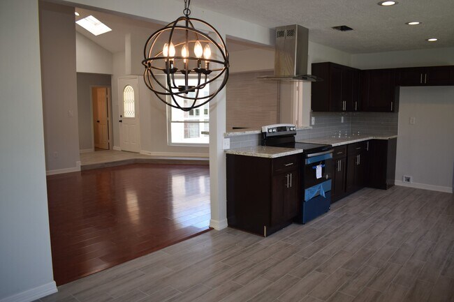 Building Photo - 15807 Mill Hollow Dr